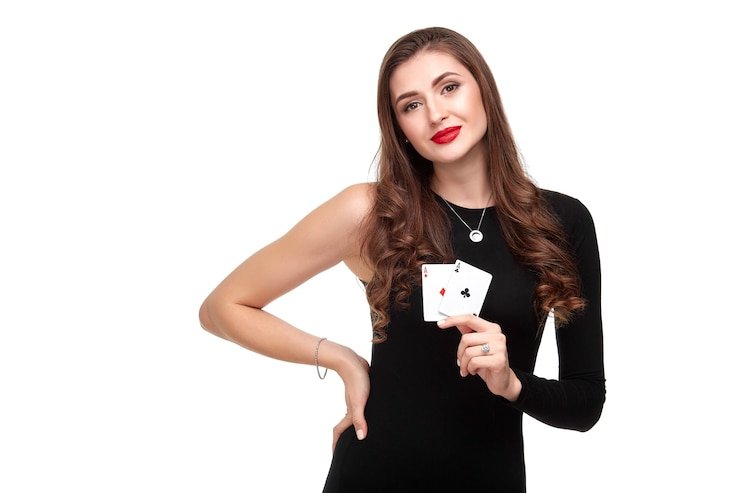 Dealer kasino live dengan meja kartu dan antarmuka digital yang elegant